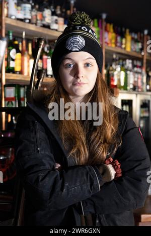 21/02/22 Auftragsfoto für Janet Tomlinson Bar Manager, Julia Neale, 23, im Tipsy Toad nach der Überschwemmung heute. Bereinigung nach dem Hochwasser in Matlock. Stockfoto