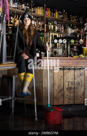 21/02/22 Auftragsfoto für Janet Tomlinson Bar Manager, Julia Neale, 23, im Tipsy Toad nach der Überschwemmung heute. Bereinigung nach dem Hochwasser in Matlock. Stockfoto