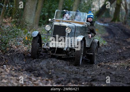 03/22 Michael New - Morris Oxford Special. Mitglieder des Vintage Sports-Car Clubs versuchen, Grip zu finden, während sie eine rutschige Klettertour, bekannt als, erklimmen Stockfoto