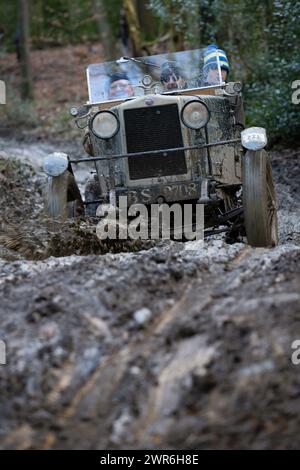 03/22 Michael New - Morris Oxford Special. Mitglieder des Vintage Sports-Car Clubs versuchen, Grip zu finden, während sie eine rutschige Klettertour, bekannt als, erklimmen Stockfoto