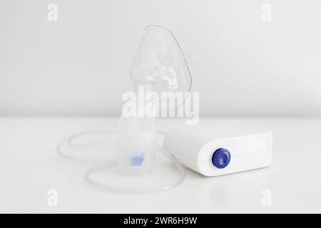Medizinische Geräte zur Inhalation mit Atemschutzmaske auf dem Tisch Stockfoto