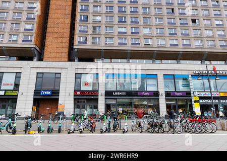 Berlin, Deutschland. März 2024. E-Scooter, Elektroroller und Fahrräder verschiedener Verleihfirmen finden Sie in einer Jelbi-Sharing-Zone am Alexanderplatz. Quelle: Carsten Koall/dpa/Alamy Live News Stockfoto