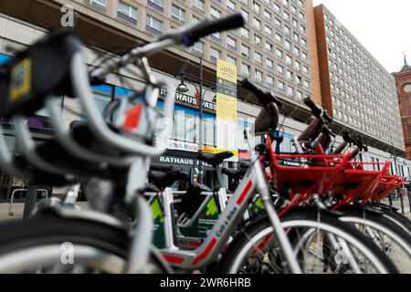 Berlin, Deutschland. März 2024. E-Scooter, Elektroroller und Fahrräder verschiedener Verleihfirmen finden Sie in einer Jelbi-Sharing-Zone am Alexanderplatz. Quelle: Carsten Koall/dpa/Alamy Live News Stockfoto