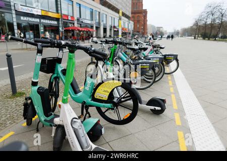 Berlin, Deutschland. März 2024. E-Scooter, Elektroroller und Fahrräder verschiedener Verleihfirmen finden Sie in einer Jelbi-Sharing-Zone am Alexanderplatz. Quelle: Carsten Koall/dpa/Alamy Live News Stockfoto