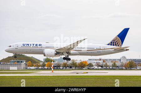 Eine Boeing 787-9 Dreamliner von United Airlines befindet sich im Landeanflug auf der Nordbahn des Flughafens München. Immatrikulation N24973. (München Stockfoto