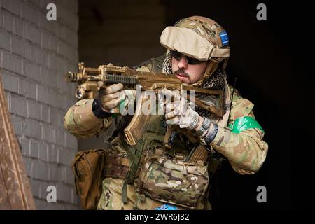 Ukrainischer Soldat schießt mit AK-Gewehr auf einem Schießstand während des taktischen Trainings. Kiew - 9. März 2024 Stockfoto