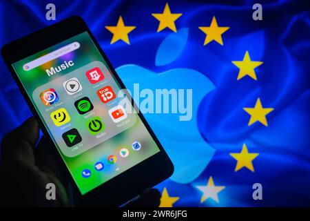 Musik-Apps werden auf einem Smartphone mit dem Apple Inc-Logo im Hintergrund in dieser Fotoabbildung angezeigt. Die Kommission hat Apple eine Geldbuße in Höhe von Û1.8 Mrd. EUR wegen Missbrauchs seiner beherrschenden Stellung auf dem Markt für den Vertrieb von Musik-Streaming-Apps verhängt. Aufgenommen in Brüssel, Belgien. Aufgenommen Am 9. März 2024. (Foto von Jonathan Raa/SIPA USA) *** ausschließlich für redaktionelle Nachrichten *** Stockfoto