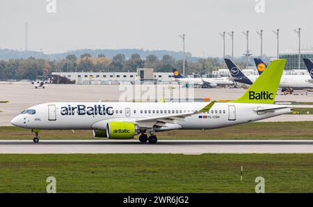 Ein Airbus A220-300 von Air Baltic startet von der Südbahn des Flughafens München. Immatrikulation YL-CSH. (München, Deutschland, 11.10.2022) Stockfoto