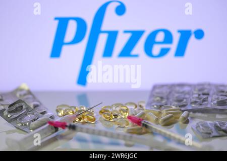 Medizinische Durchstechflasche Spritze und Pillen mit Pfizer Logo sichtbar im Hintergrund in dieser Foto Illustration. Aufgenommen in Brüssel, Belgien. Aufgenommen Am 11. März 2024. (Foto von Jonathan Raa/SIPA USA) *** ausschließlich für redaktionelle Nachrichten *** Stockfoto