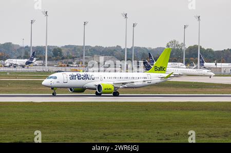 Ein Airbus A220-300 von Air Baltic startet von der Südbahn des Flughafens München. Immatrikulation YL-CSH. (München, Deutschland, 11.10.2022) Stockfoto