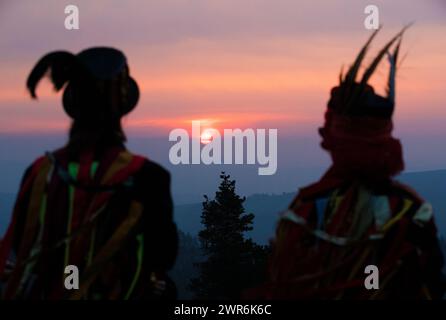 01/05/19 Mitglieder der Powderkegs Morris Dancers 'Dance-auf-die-Dawn' der Mai Tag Sonnenaufgang auf Windgather Felsen im Herzen der Pe zu begrüßen Stockfoto