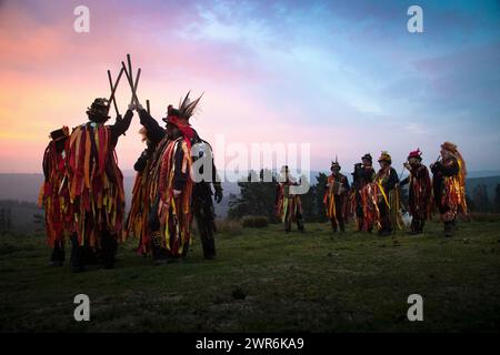 01/05/19 Mitglieder der Powderkegs Morris Dancers 'Dance-auf-die-Dawn' der Mai Tag Sonnenaufgang auf Windgather Felsen im Herzen der Pe zu begrüßen Stockfoto