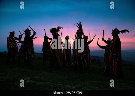 01/05/19 Mitglieder der Powderkegs Morris Dancers 'Dance-auf-die-Dawn' der Mai Tag Sonnenaufgang auf Windgather Felsen im Herzen der Pe zu begrüßen Stockfoto