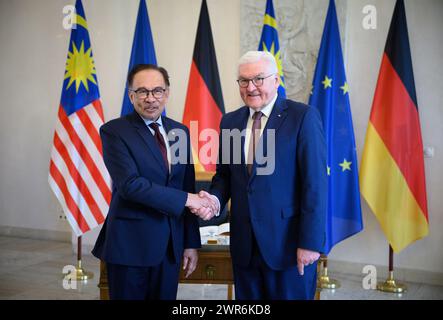 Berlin, Deutschland. März 2024. Bundespräsident Frank-Walter Steinmeier (r) und malaysischer Premierminister Anwar Ibrahim treffen sich zu Gesprächen im Schloss Bellevue. Quelle: Bernd von Jutrczenka/dpa/Alamy Live News Stockfoto