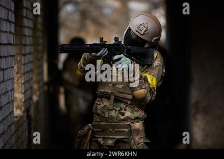 Ukrainischer Soldat, der das Ziel mit einem modernen amerikanischen Gewehr erschießt. Kiew - 9. März 2024 Stockfoto