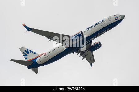 Eine Boeing 737-8HC von Sun Express ist soeben auf der Südbahn des Flughafens München gestartet. Immatrikulation TC-sei. (München, Deutschland, 11.10.2 Stockfoto