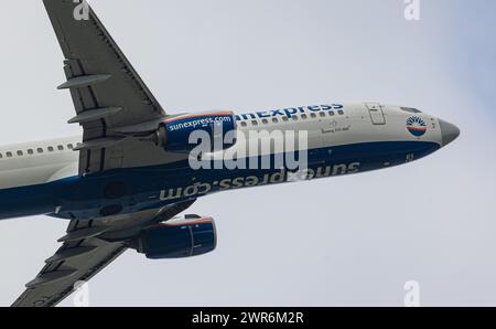 Eine Boeing 737-8HC von Sun Express ist soeben auf der Südbahn des Flughafens München gestartet. Immatrikulation TC-sei. (München, Deutschland, 11.10.2 Stockfoto