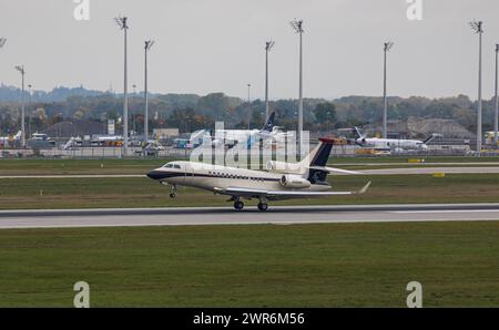 Ein Dassault Falcon 7X eines Private Besitzers landet auf der Südbahn des Flughafens München. Immatrikulation N8889. (München, Deutschland, 11.10.2022 Stockfoto