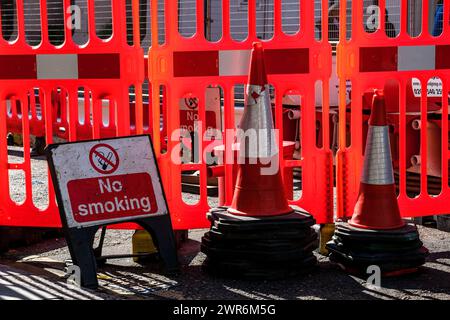 City of Westminster, London UK, 08. März 2024, Rauchverbot und Sicherheitsbarrieren für Straßenarbeiten St Martins Lane Close Up With No People Stockfoto