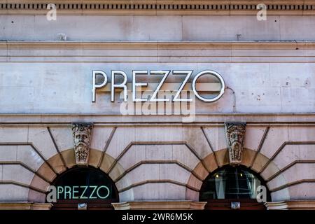 City of Westminster, London, Großbritannien, 08. März 2024, Prezzo Pizza Restaurant im italienischen Stil, St. Martins Lane Einzelhandelskette Shop Front Stockfoto