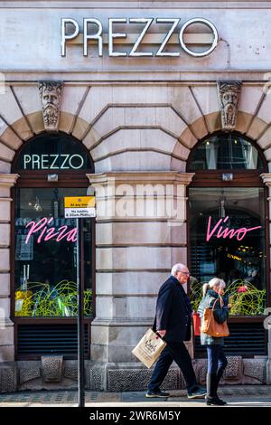 City of Westminster, London, Großbritannien, 08. März 2024, Prezzo Pizza Restaurant im italienischen Stil, St. Martins Lane Einzelhandelskette Shop Front Stockfoto