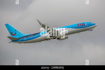 Eine Boeing 737-86J von TUI Fly startet von der Südbahn des Flughafens München. Immatrikulation D-ABKI. (München, Deutschland, 11.10.2022) Stockfoto