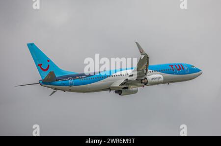 Eine Boeing 737-86J von TUI Fly startet von der Südbahn des Flughafens München. Immatrikulation D-ABKI. (München, Deutschland, 11.10.2022) Stockfoto