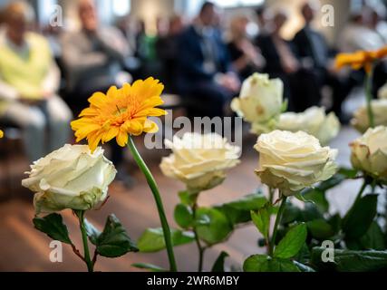 Berlin, Deutschland. März 2024. Blumen zur Gedenkveranstaltung zum Nationalfeiertag für die Opfer terroristischer Gewalt im Humboldt-Forum im Berliner Schloss. Quelle: Michael Kappeler/dpa/Alamy Live News Stockfoto