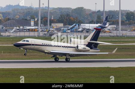 Ein Dassault Falcon 7X eines Private Besitzers landet auf der Südbahn des Flughafens München. Immatrikulation N8889. (München, Deutschland, 11.10.2022 Stockfoto