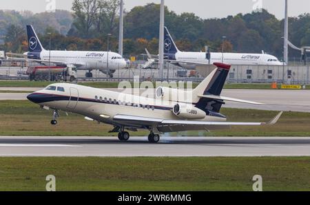 Ein Dassault Falcon 7X eines Private Besitzers landet auf der Südbahn des Flughafens München. Immatrikulation N8889. (München, Deutschland, 11.10.2022 Stockfoto