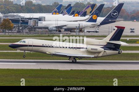 Ein Dassault Falcon 7X eines Private Besitzers landet auf der Südbahn des Flughafens München. Immatrikulation N8889. (München, Deutschland, 11.10.2022 Stockfoto