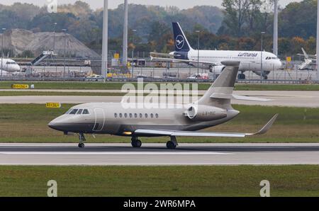 Ein Dassault Flacon 2000S von Global Jet Loxembourg landet auf der Südbahn des Flughafens München. Immatrikulation LX-MIC. (München, Deutschland, 11,10 Stockfoto