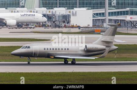 Ein Dassault Flacon 2000S von Global Jet Loxembourg landet auf der Südbahn des Flughafens München. Immatrikulation LX-MIC. (München, Deutschland, 11,10 Stockfoto