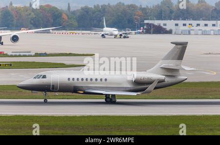 Ein Dassault Flacon 2000S von Global Jet Loxembourg landet auf der Südbahn des Flughafens München. Immatrikulation LX-MIC. (München, Deutschland, 11,10 Stockfoto