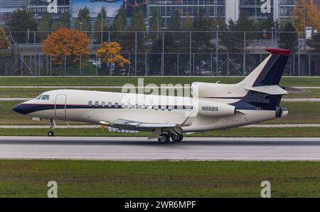 Ein Dassault Falcon 7X eines Private Besitzers landet auf der Südbahn des Flughafens München. Immatrikulation N8889. (München, Deutschland, 11.10.2022 Stockfoto