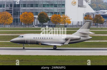 Ein Dassault Flacon 2000S von Global Jet Loxembourg landet auf der Südbahn des Flughafens München. Immatrikulation LX-MIC. (München, Deutschland, 11,10 Stockfoto