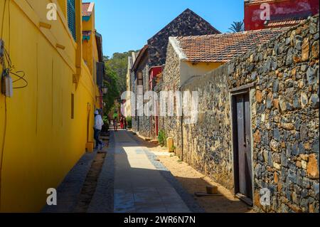 Die farbenfrohen Gebäude und Sandstraßen der Insel Goree in Senegal, Westafrika Stockfoto