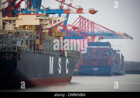 Hamburg, Deutschland. März 2024. Zwei Containerschiffe vertäuten am Eurogate-Terminal im Hamburger Hafen. Der Deutsche Reederverband (VDR) informiert auf seiner Jahrespressekonferenz am 12. März in Hamburg über die geopolitische Situation und die Bedeutung sicherer Seeverkehrswege, aktuelle Zahlen und Entwicklungen in der deutschen Seeschifffahrt sowie Maßnahmen zum Klimaschutz und zur Sicherung von Fachkräften. Quelle: Christian Charisius/dpa/Alamy Live News Stockfoto