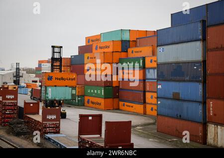 Hamburg, Deutschland. März 2024. Zahlreiche Container verschiedener Reedereien sind auf einem Lagerplatz im Hamburger Hafen zu sehen. Der Deutsche Reederverband (VDR) informiert auf seiner Jahrespressekonferenz am 12. März in Hamburg über die geopolitische Situation und die Bedeutung sicherer Seeverkehrswege, aktuelle Zahlen und Entwicklungen in der deutschen Seeschifffahrt sowie Maßnahmen zum Klimaschutz und zur Sicherung von Fachkräften. Quelle: Christian Charisius/dpa/Alamy Live News Stockfoto
