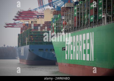 Hamburg, Deutschland. März 2024. Im Hamburger Hafen und Logistik AG (HHLA) Terminal Burchardkai (CTB) liegen zwei Containerschiffe vor. Der Deutsche Reederverband (VDR) informiert auf seiner Jahrespressekonferenz am 12. März in Hamburg über die geopolitische Situation und die Bedeutung sicherer Seeverkehrswege, aktuelle Zahlen und Entwicklungen in der deutschen Seeschifffahrt sowie Maßnahmen zum Klimaschutz und zur Sicherung von Fachkräften. Quelle: Christian Charisius/dpa/Alamy Live News Stockfoto