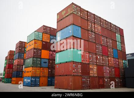 Hamburg, Deutschland. März 2024. Zahlreiche Container verschiedener Reedereien sind auf einem Lagerplatz im Hamburger Hafen zu sehen. Der Deutsche Reederverband (VDR) informiert auf seiner Jahrespressekonferenz am 12. März in Hamburg über die geopolitische Situation und die Bedeutung sicherer Seeverkehrswege, aktuelle Zahlen und Entwicklungen in der deutschen Seeschifffahrt sowie Maßnahmen zum Klimaschutz und zur Sicherung von Fachkräften. Quelle: Christian Charisius/dpa/Alamy Live News Stockfoto