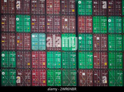 Hamburg, Deutschland. März 2024. Im Hamburger Hafen werden Container auf einem Containerschiff gestapelt. Der Deutsche Reederverband (VDR) informiert auf seiner Jahrespressekonferenz am 12. März in Hamburg über die geopolitische Situation und die Bedeutung sicherer Seeverkehrswege, aktuelle Zahlen und Entwicklungen in der deutschen Seeschifffahrt sowie Maßnahmen zum Klimaschutz und zur Sicherung von Fachkräften. Quelle: Christian Charisius/dpa/Alamy Live News Stockfoto