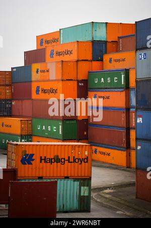 Hamburg, Deutschland. März 2024. Zahlreiche Container verschiedener Reedereien sind auf einem Lagerplatz im Hamburger Hafen zu sehen. Der Deutsche Reederverband (VDR) informiert auf seiner Jahrespressekonferenz am 12. März in Hamburg über die geopolitische Situation und die Bedeutung sicherer Seeverkehrswege, aktuelle Zahlen und Entwicklungen in der deutschen Seeschifffahrt sowie Maßnahmen zum Klimaschutz und zur Sicherung von Fachkräften. Quelle: Christian Charisius/dpa/Alamy Live News Stockfoto