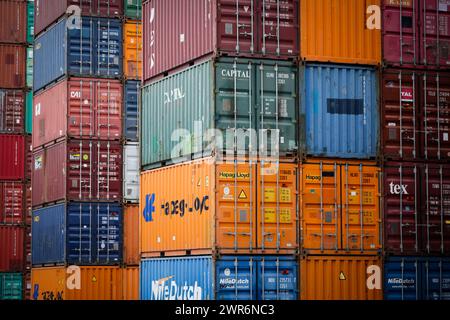 Hamburg, Deutschland. März 2024. Zahlreiche Container verschiedener Reedereien sind auf einem Lagerplatz im Hamburger Hafen zu sehen. Der Deutsche Reederverband (VDR) informiert auf seiner Jahrespressekonferenz am 12. März in Hamburg über die geopolitische Situation und die Bedeutung sicherer Seeverkehrswege, aktuelle Zahlen und Entwicklungen in der deutschen Seeschifffahrt sowie Maßnahmen zum Klimaschutz und zur Sicherung von Fachkräften. Quelle: Christian Charisius/dpa/Alamy Live News Stockfoto