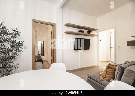 Kleines Wohnzimmer eines Hauses mit runden weißen Holztischen Stockfoto