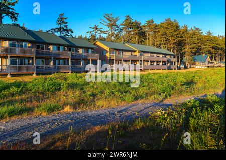 Quileute Oceanside Resort am La Push Beach mit Lodges unter Bäumen bei Sonnenuntergang Stockfoto