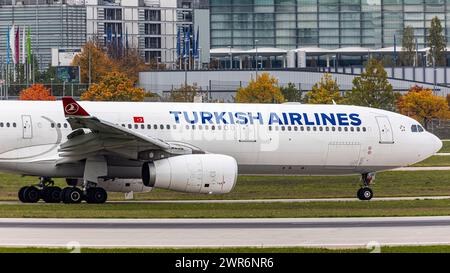 Ein Airbus A330-343E von THY Turkish Airlines landet auf der Südbahn des Flughafens München. Immatrikulation TC-LOF. (München, Deutschland, 11.10.2022) Stockfoto