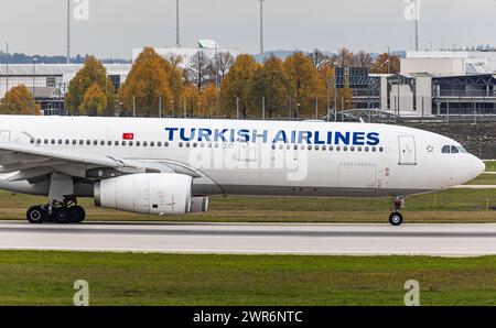 Ein Airbus A330-343E von THY Turkish Airlines landet auf der Südbahn des Flughafens München. Immatrikulation TC-LOF. (München, Deutschland, 11.10.2022) Stockfoto