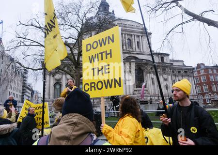 Westminster Abbey, London, Großbritannien. März 2024. Commonwealth Day, Anti-Monarchie- und Anti-Commonwealth-Demonstranten vor Westminster Abbey. Quelle: Matthew Chattle/Alamy Live News Stockfoto