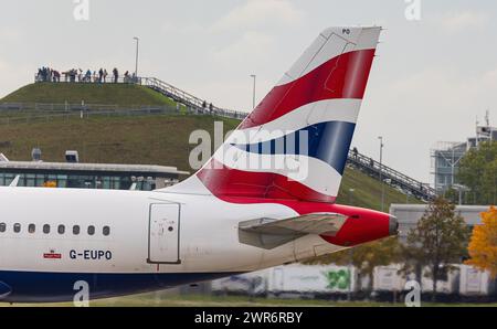 Heckflosse eines Airbus A319-131 von British Airways, welcher von der Nordbahn des Flughafens München startete. Immatrikulation G-EUPO. (München, Deutscher Ozean Stockfoto